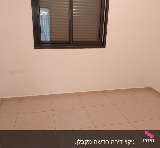 חדר ריק עם רצפת קרמיקה נקייה
